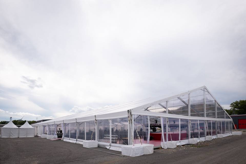 PHOTO LATÉRALE_ EXTÉRIEUR DE LA TENTE(1)