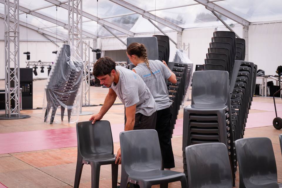 PHOTO  PERSONNEL DE TRAVAIL_ MONTAGE DES CHAISES