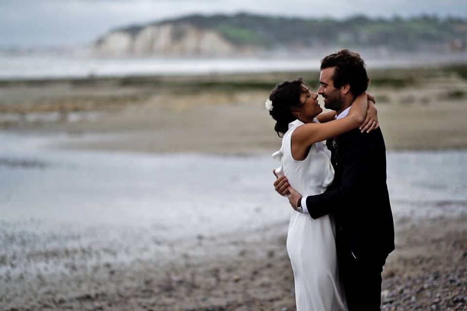 Les mariés en bord de mer