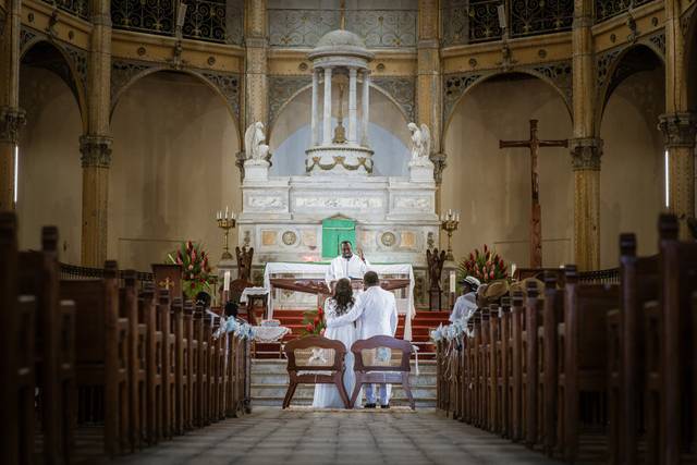 Intérieur de l'église pendant la cérémonie de mariage, Guadeloupe