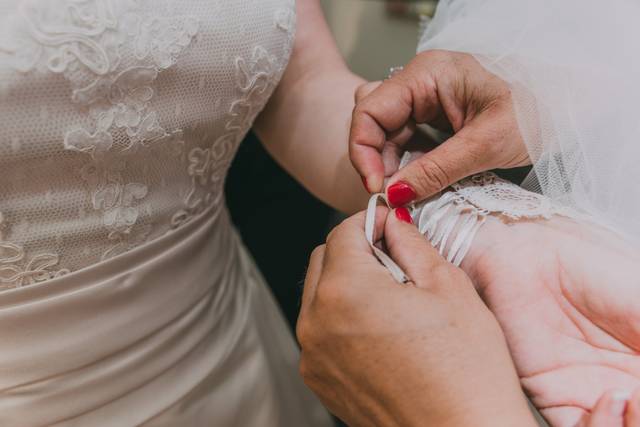 Détail des préparatifs de la mariée, dentelle et accessoires