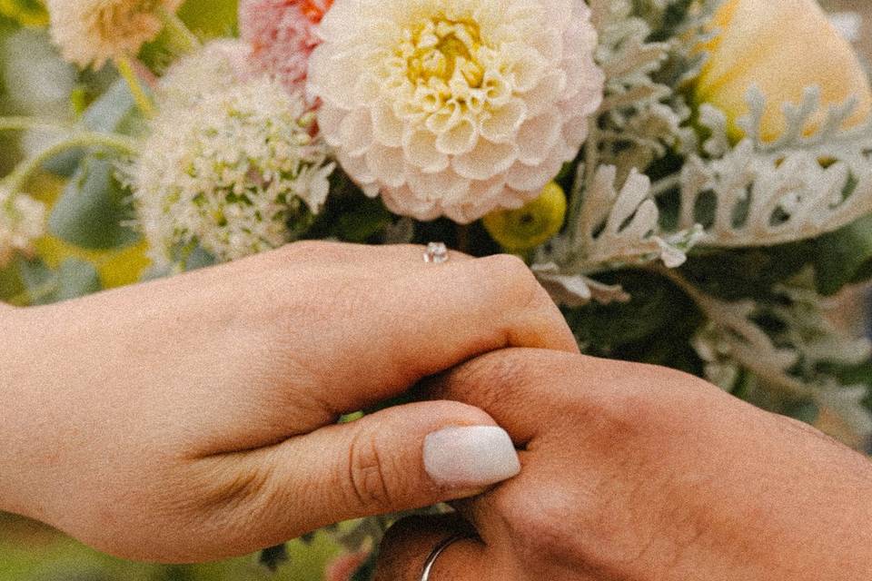 Mains et bouquet