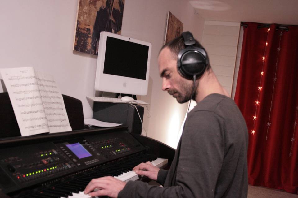 Cédric joue du clavier