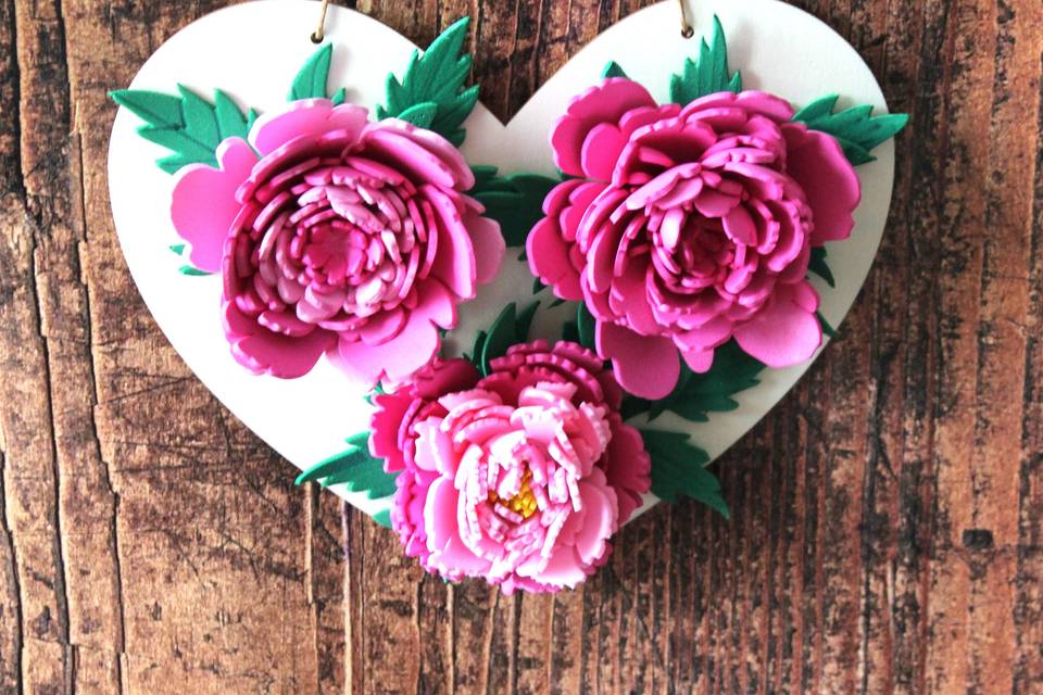 Pivoines sur coeur en bois