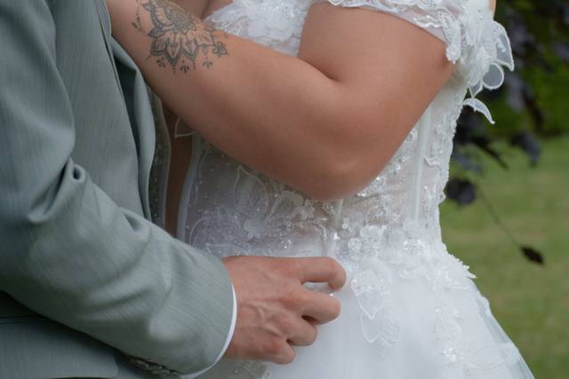 Détail robe et mains