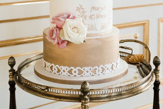 Wedding cake or et fleurs