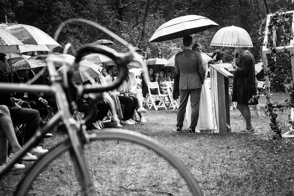 Cérémonie laïque sous la pluie