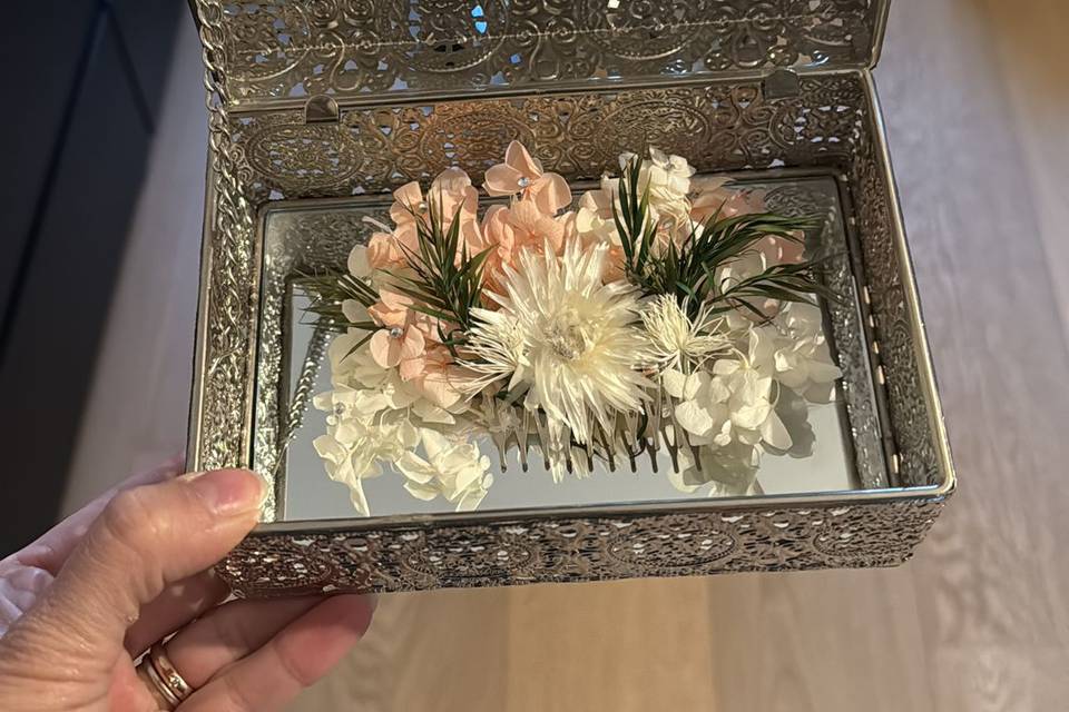 Peigne floral pour cheveux.