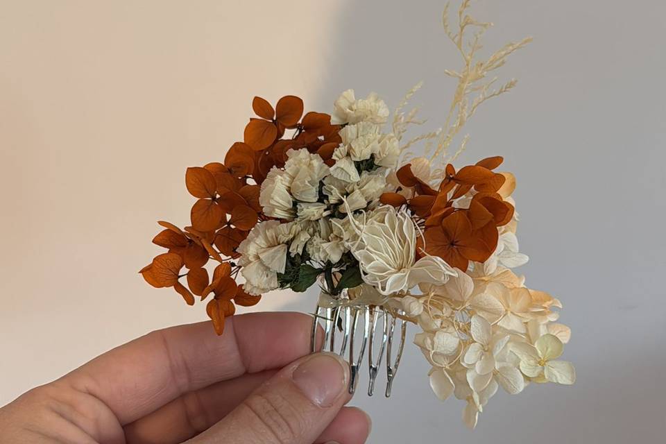 Peigne floral pour cheveux.