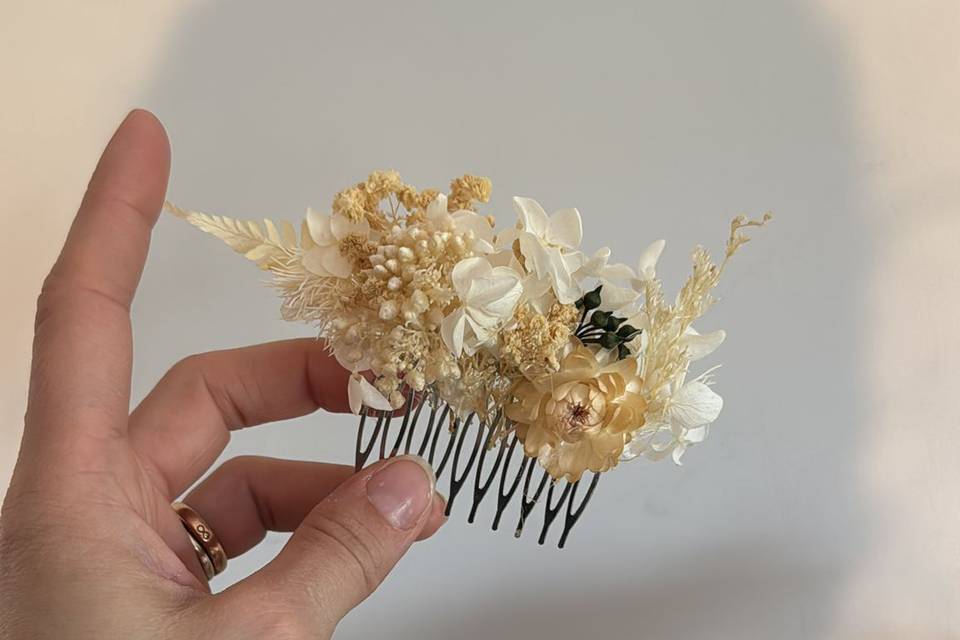 Peigne floral pour cheveux.