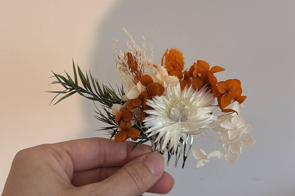 Peigne floral pour cheveux.