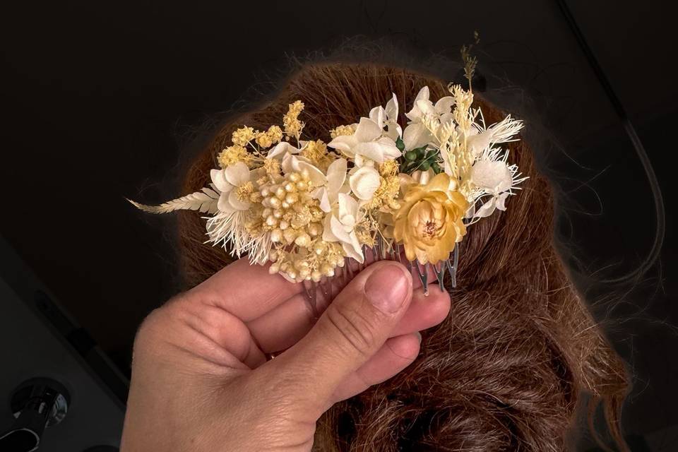Peigne floral pour cheveux.