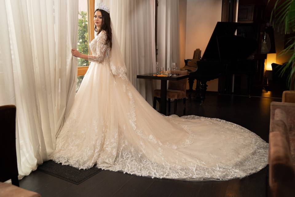 Mariée dans la salle à piano