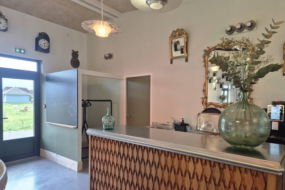 Buffet intérieur dans la salle