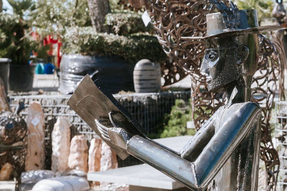 sculpture_metal_homme_chapeau_livre