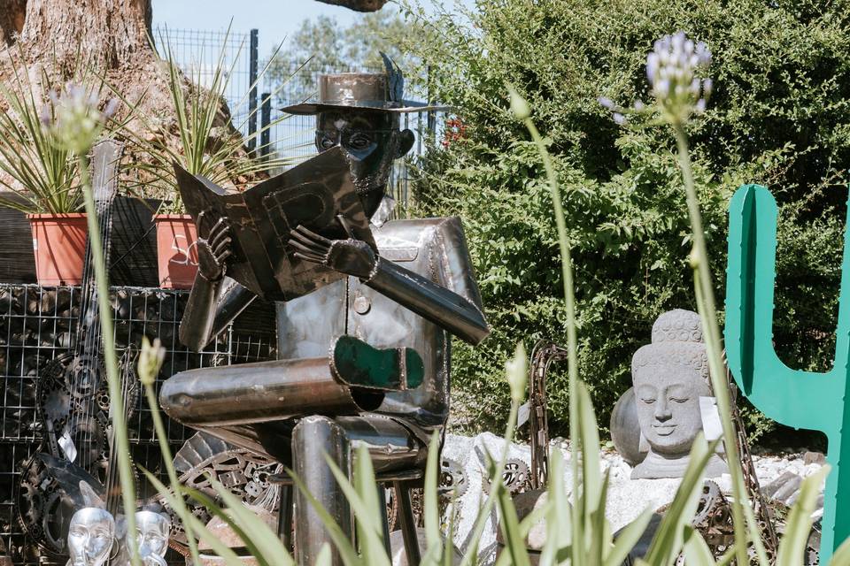 sculpture_metal_homme_lisant