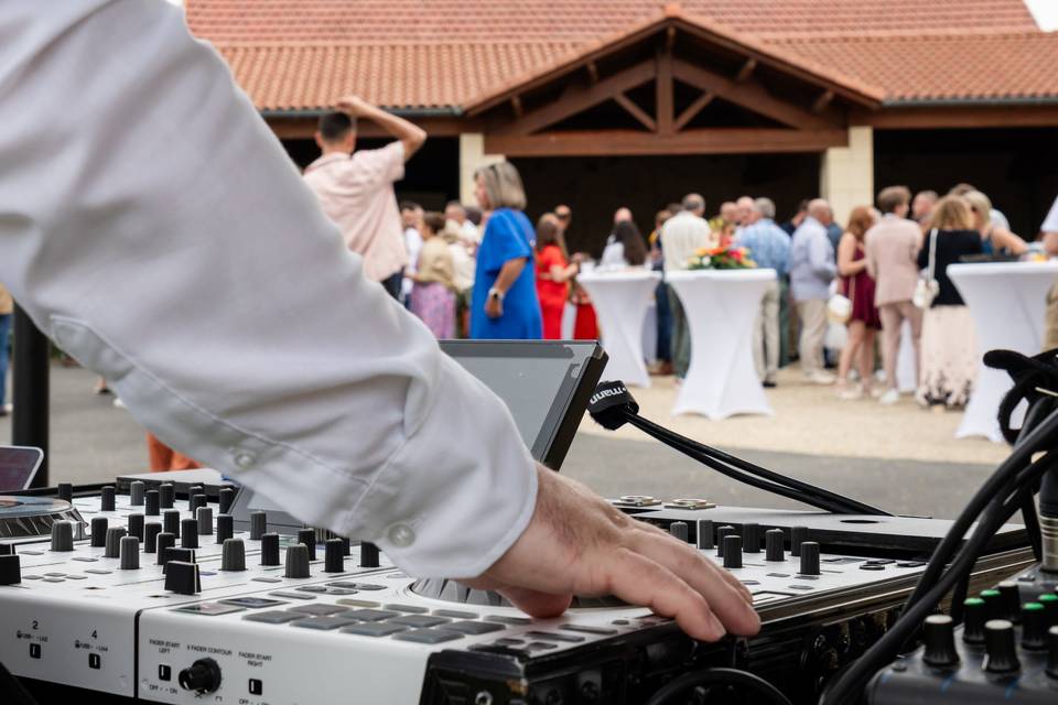PHOTO DE DOSSIER_ TABLE DE DJ ET PUBLIC PRÉSENT