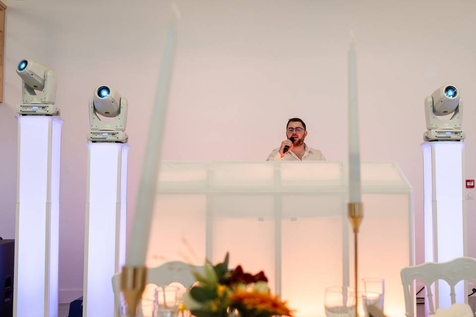 PHOTO DE FACE_ DJ DANS LA CABINE INTÉRIEURE