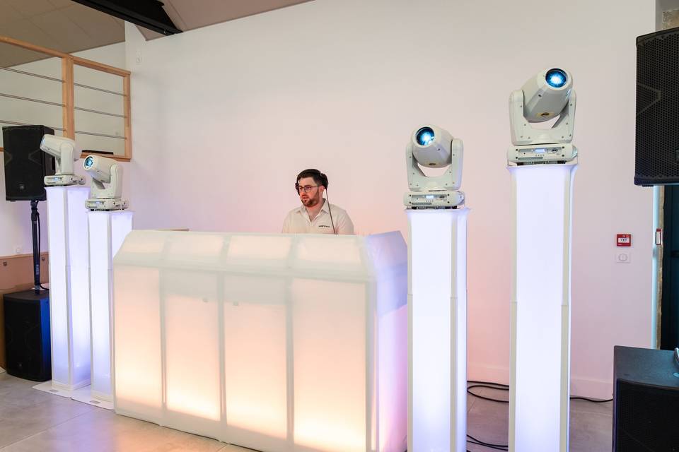 PHOTO LATÉRALE_ DJ DANS LA CABINE INTÉRIEURE