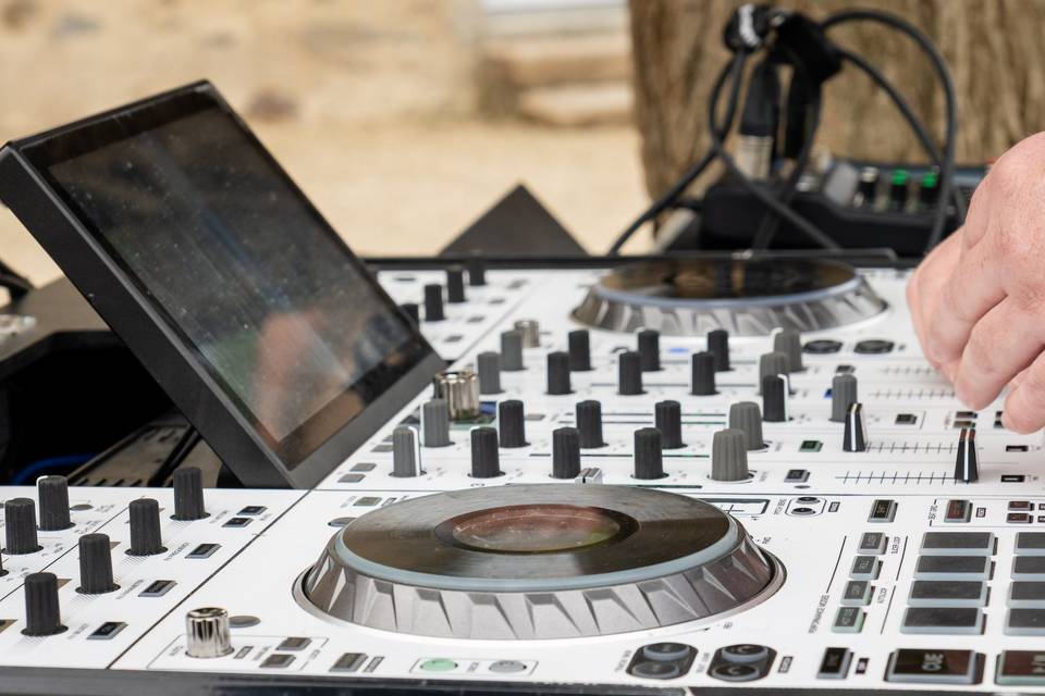 PHOTO LATÉRALE_ TABLE DE DJ