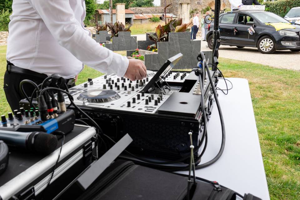 PHOTO LATÉRALE_ TABLE DJ COMPLÈTE