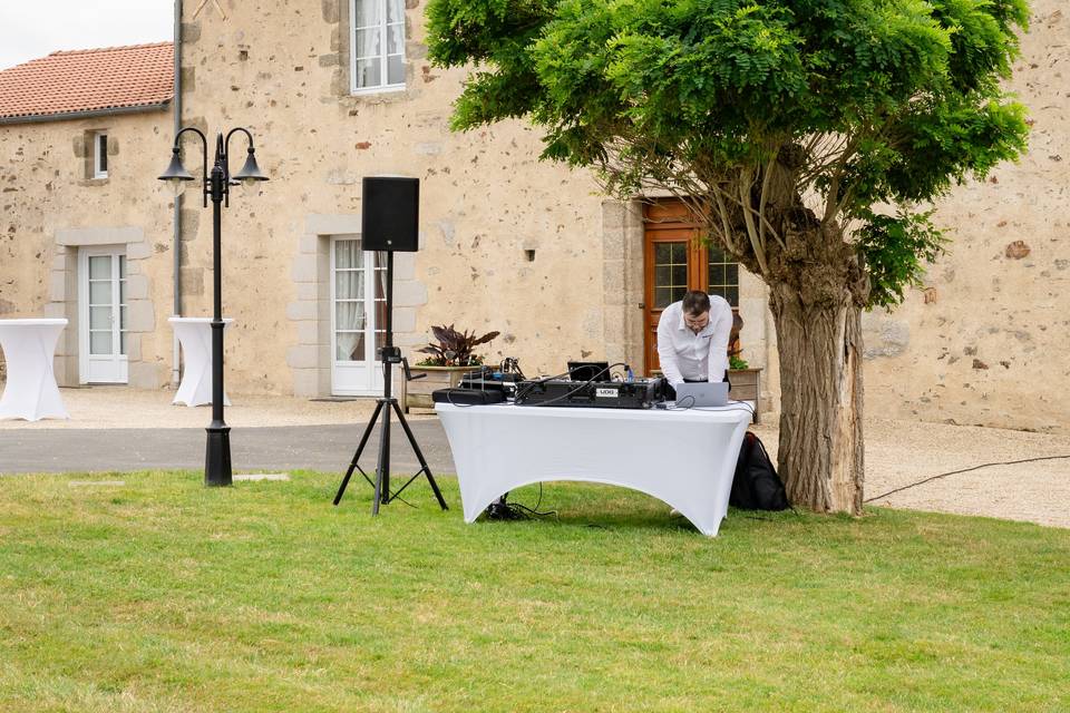 PHOTO LOINTAINE DE FACE _ TABLE DE DJ EXTÉRIEURE