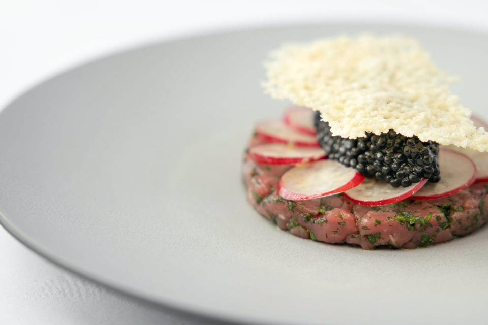 Tartare de bœuf, caviar, tuile