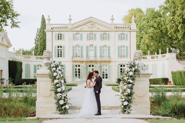 Couple devant un château