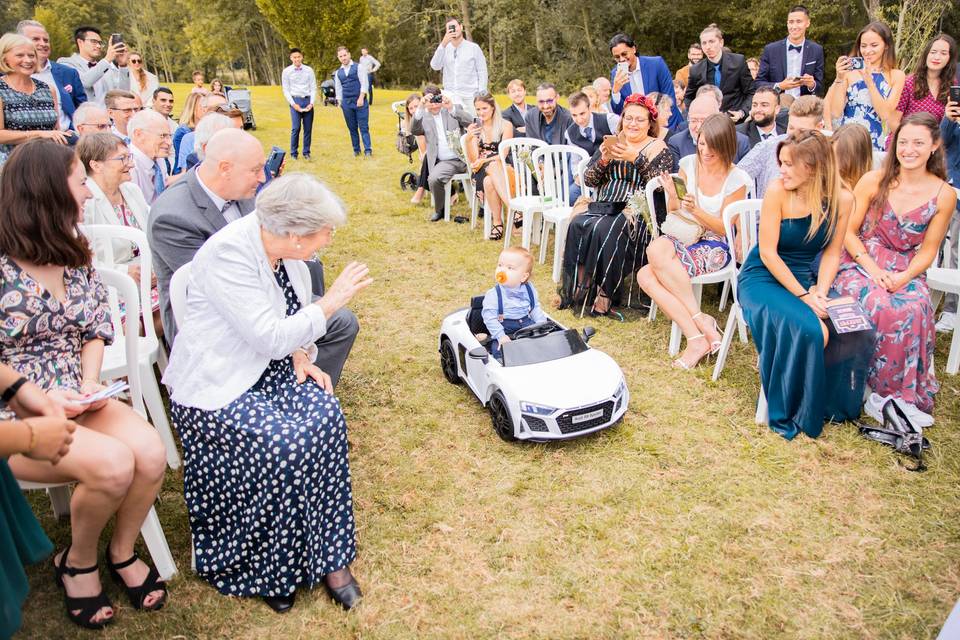 Bébé apporte les alliances