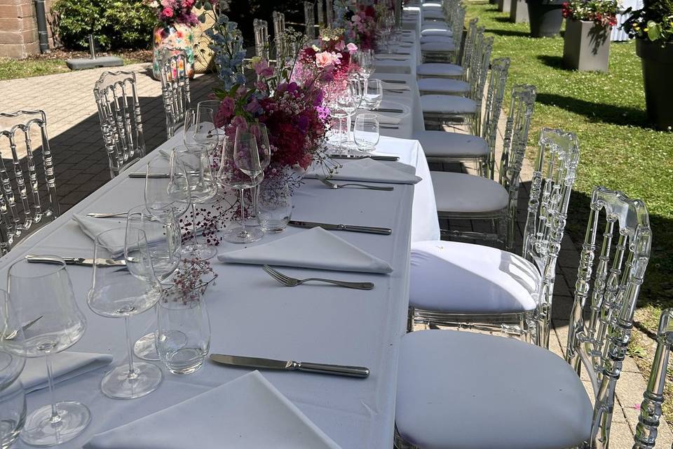 Table dressée en extérieur