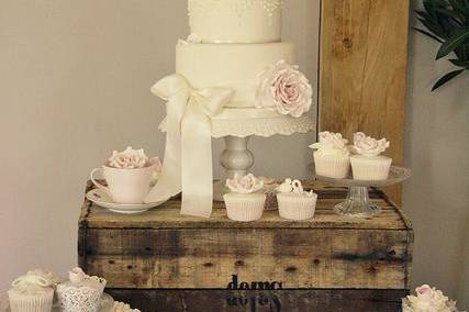 Wedding cake + cupcake