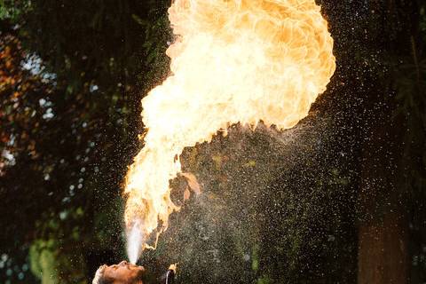 Barman souffleur de feu