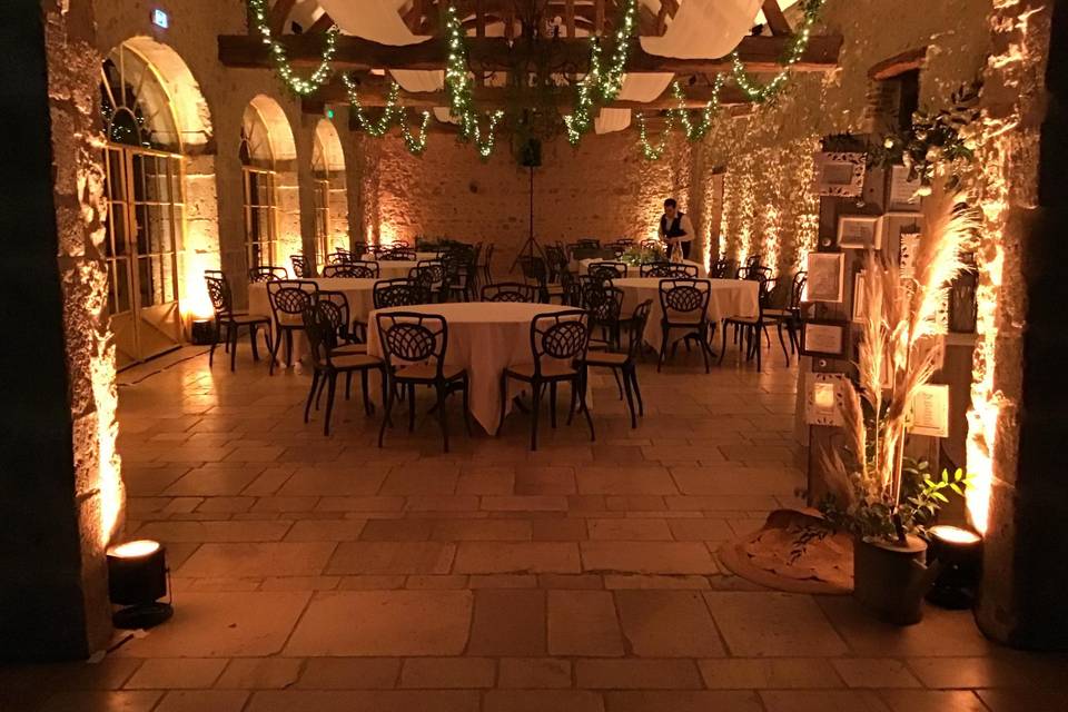 Espace repas couleur champagne