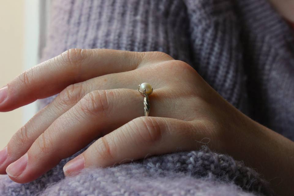 Bague en argent et perle.