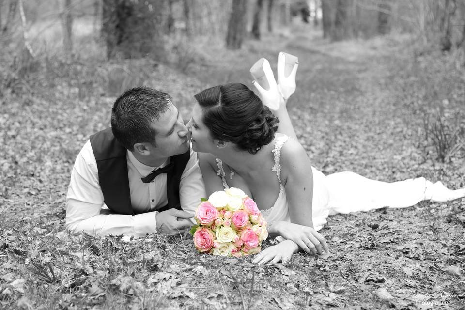 Couple mariés en foret