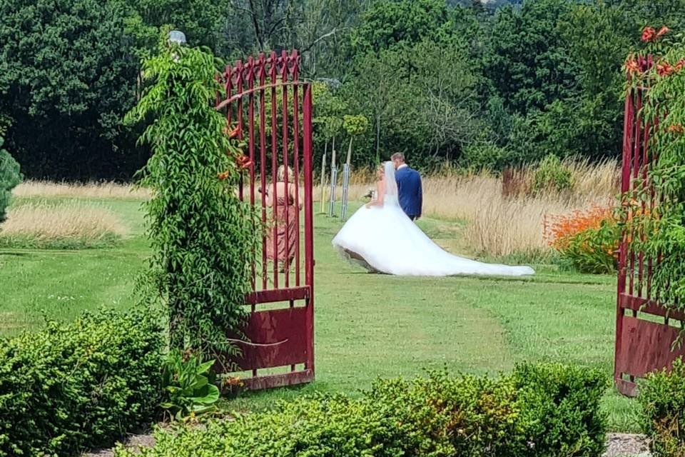 Mariés à l'entrée du parc