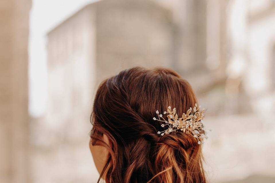 Une coiffure semi-attachée