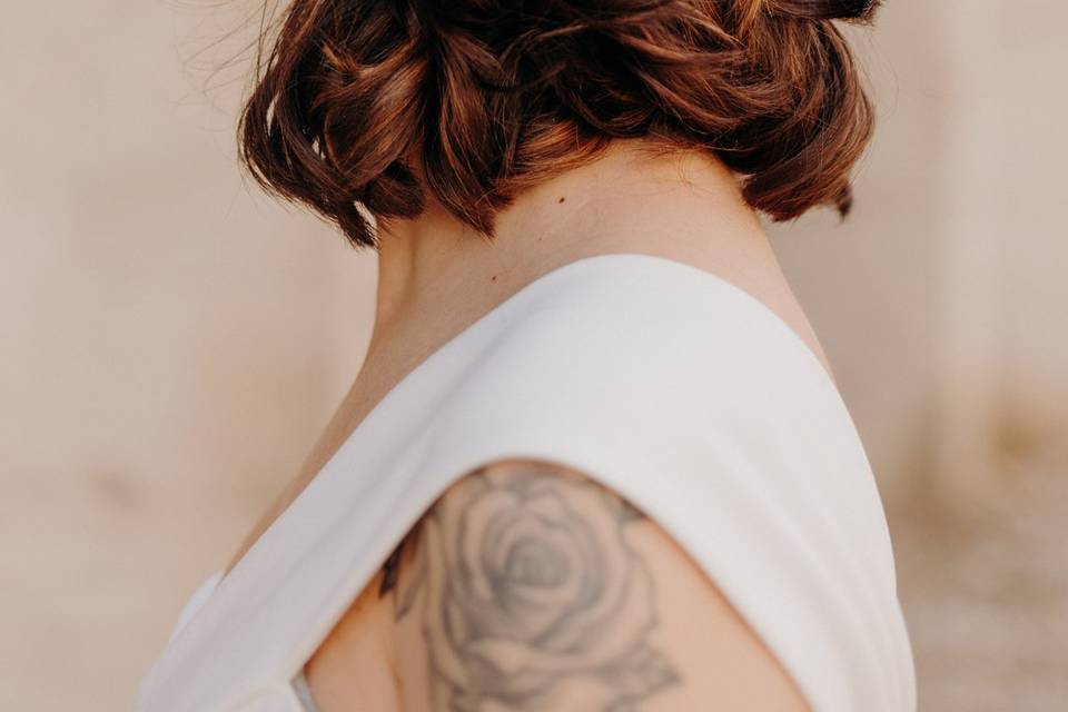 Cheveux semi attaché