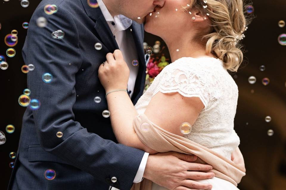 Premier baiser de couple marié