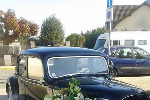 Voiture fleurie