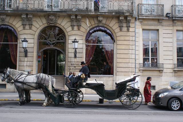 Mariage devant hotel la cloche