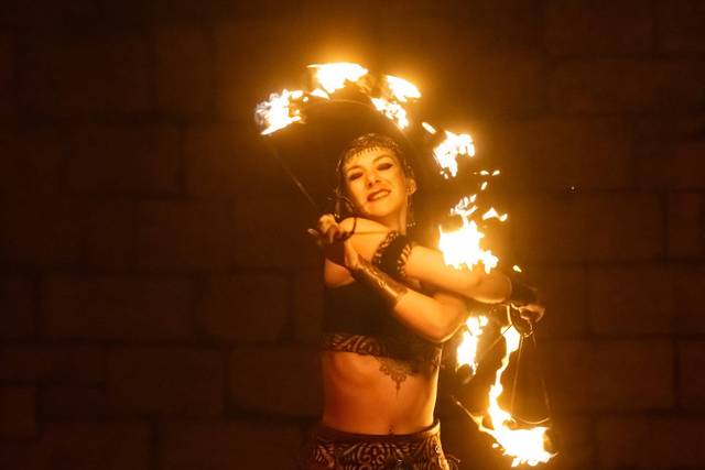 Jonglerie d'éventails de feu