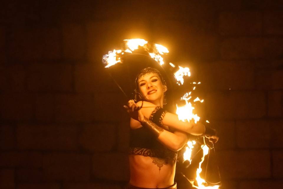 Jonglerie d'éventails de feu