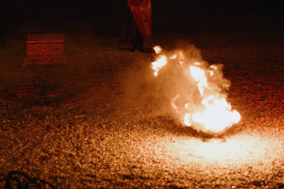 Jonglerie d'éventails de feu