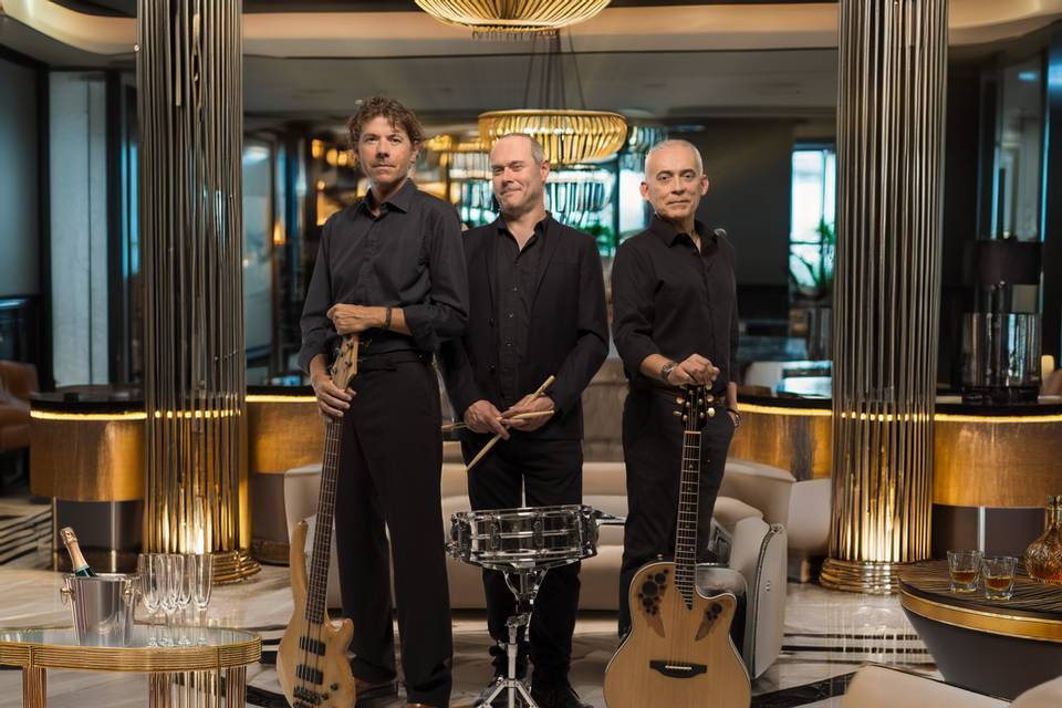 Le trio pendant un cocktail