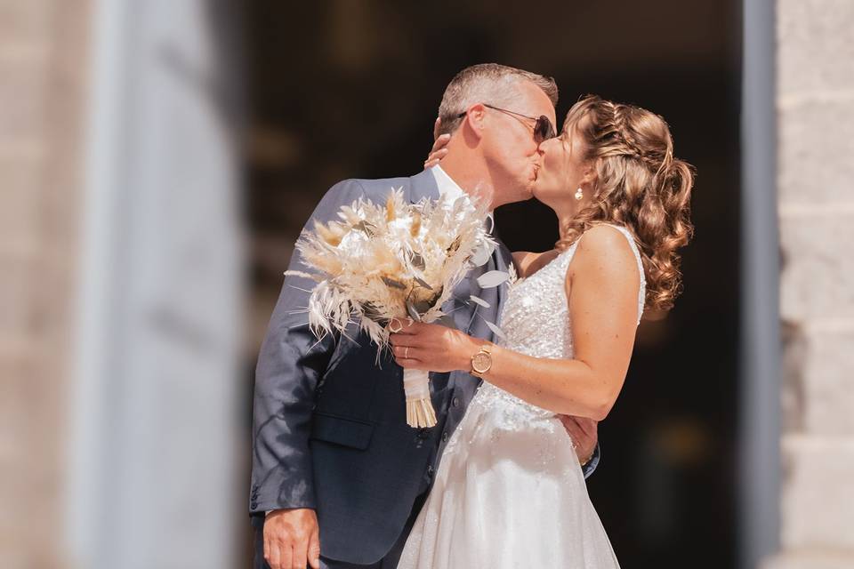 Un baiser devant l'eglise