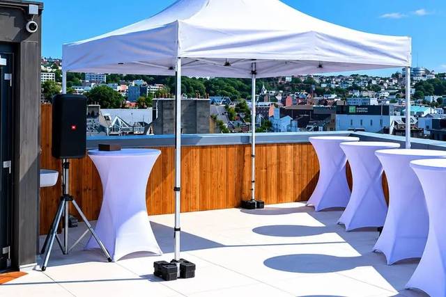 Mange-debout blancs terrasse