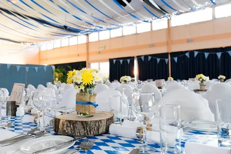 Salle avec tables rondes