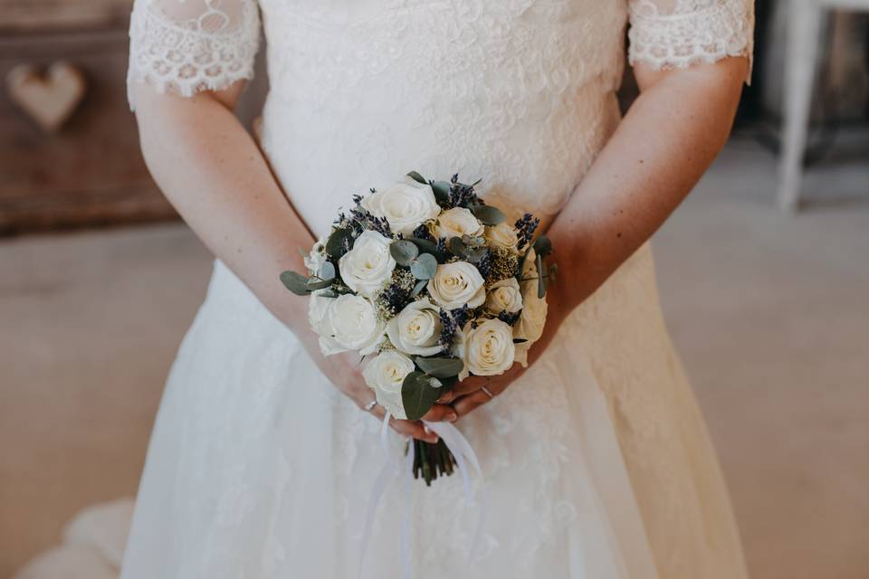 La mariée tenant son bouquet