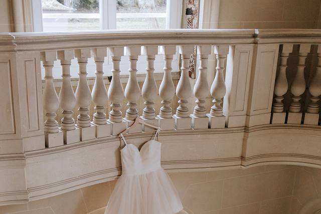 Robe exposée dans l'escalier